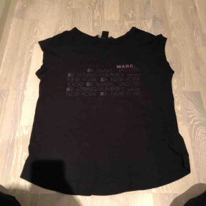  - T-shirt från Marc Jacobs, strl S (Skulle säga att den är mer en M)