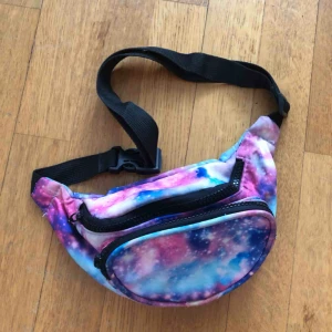  - Magväska med rymdmönster, köpt i London, frakt ingår i priset! 