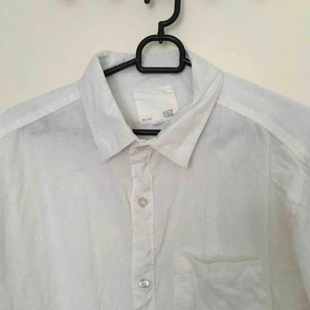 Vit skjorta köpt på herravdelningen, strl XL. Använt en gång vid en fotografering, som oversize-skjorta på mig som är strl S. Fint skick men behöver strykas ;). Skjortor.