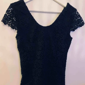  - Mörkblå spetsklänning från ONLY. Längden är ungefär knälång. Använd 1 gång.