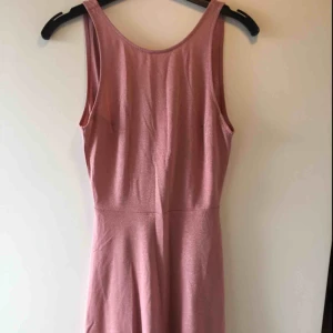  - Klänning med V-ring i ryggen. Snygg att ha bak och fram också.