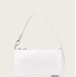 En vit väska  - Använt 1 gång och köpte för ca 1 månad sen, säljer då den inte kommer till användning. Kontakta mig för bättre bilder! BUDA PÅ BARA!🥰 FRAKTEN KOSTAR 50 KR