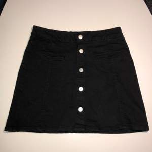 Detta är en svart jeanskjol från lindex med två fickor fram och fem knappar. Den är använd 1-2 gånger och är i nyskick. Startpris: 100 exklusive frakt. Hör av dig om du har frågor eller vill ha mer bilder💕