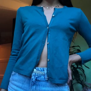 Jättefin kofta från Zara - Säljer denna jättefina kofta från Zara då den är för liten. Använd ett fåtal gånger och är i bra skick. Den är i storlek 152 i barnstorlekarna, det skulle jag säga passar som en Xs eller Xxs. Nypris var 200kr och säljer nu för 50kr+frakt