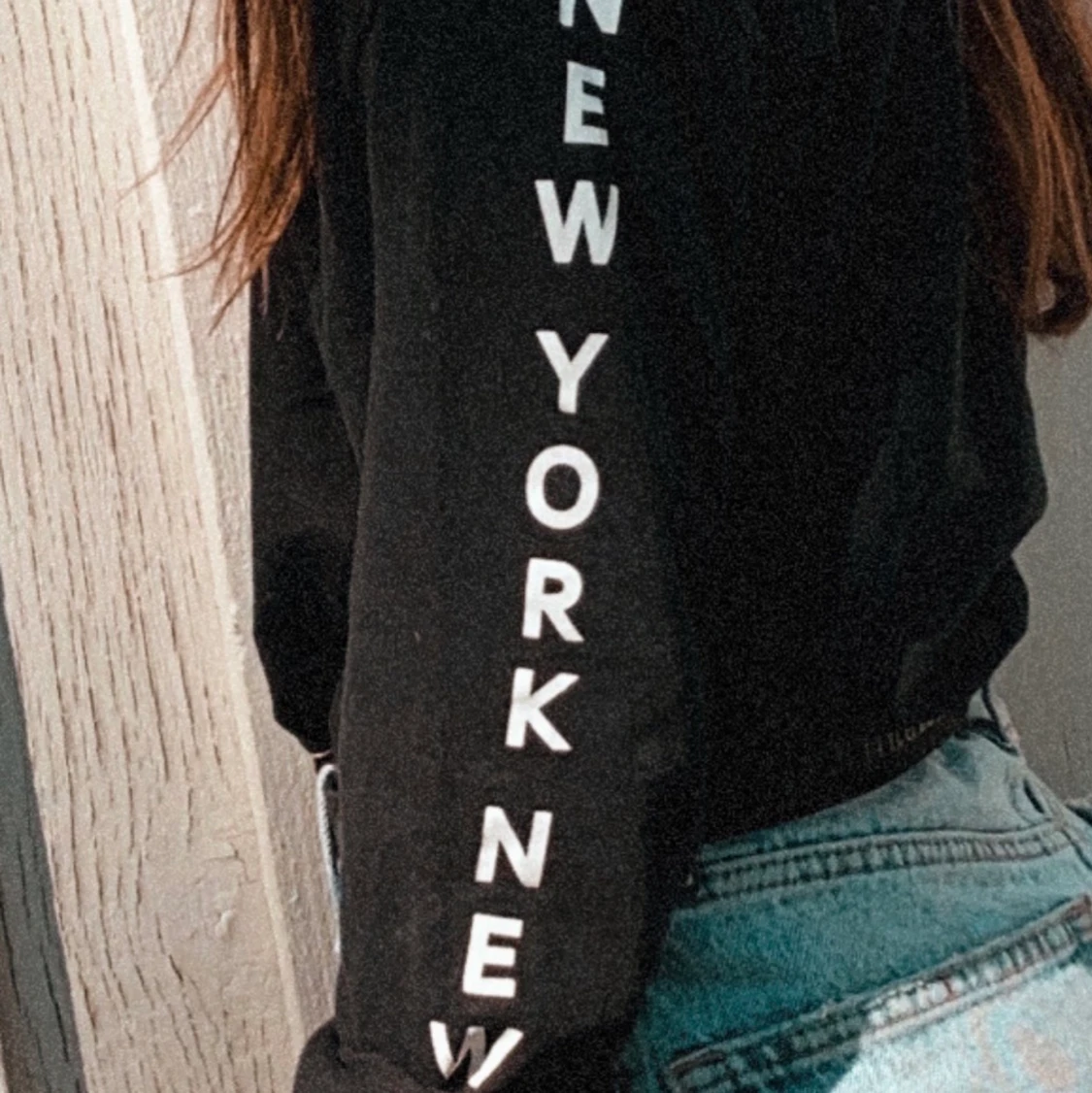 Svart sweatshirt med vit text - 91