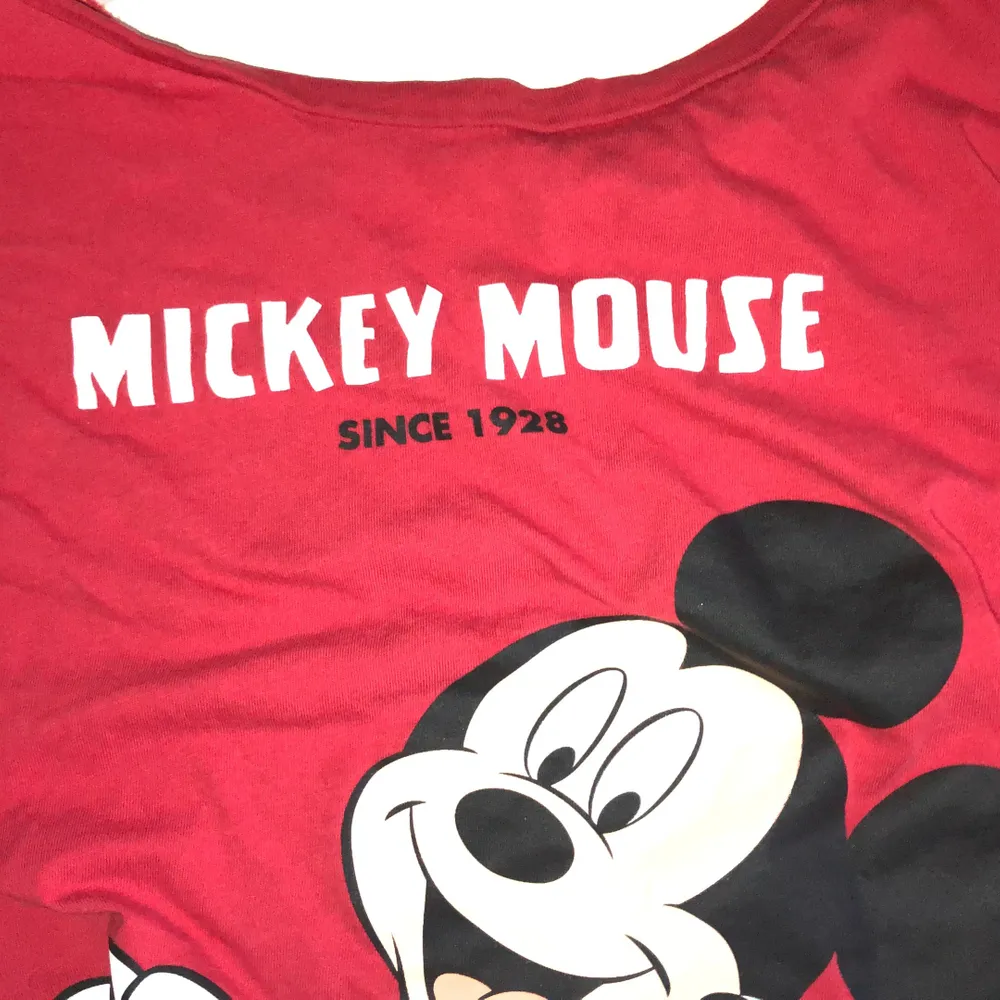 Säljer denna Mickey mouse tröjan för 20kr +frakt. Bra skick. Aldrig använd. Priset kan diskuteras i kommentarerna . T-shirts.