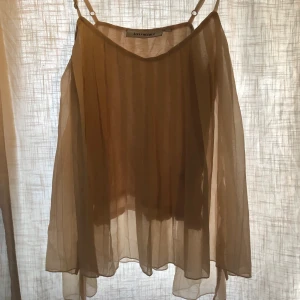 Vitt linne - Gulligt vitt linne med två lager och justerbara band. Använt ett antal gånger. Storlek xxs men passar även s. Frakt ingår i priset!