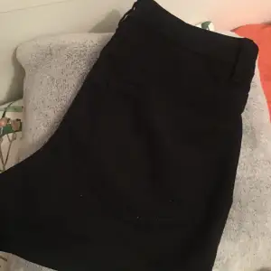 Ett par svarta shorts 