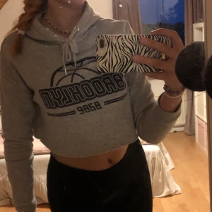 Chippar hoodie  - Superfin och trendig croppad hoodie, använd några gånger. 💘 Strl xs men mer som en liten M 