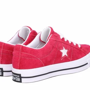 Converse one star  - Converse one star, strl 37. Säljer pga fel storlek, aldrig använda. 💜✌🏽 Ordinarie pris ca 600 :- . Obs lånade bilder! 