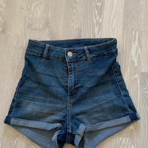jeans shorts - skitsnygga jeansshorts som jag vuxit ur. Nypris 300