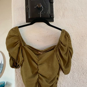 Säsongens topp från HM - Använd en gång. Inköpt juni 2020.