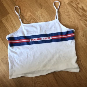 Linne strl 170 - Säljer detta linne från Ullared. Aldrig använd. Den är i strl 170. Sitter lite stort på mig det står Malibu club men röda bokstäver 