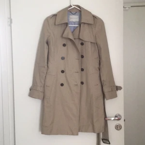 Klassisk trenchcoat från banana republic - Klassisk trenchcoat från banana republic, använt, men i väldigt fin skick