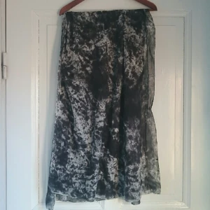  - Mjuk, tunn sjal. Hämtas i Göteborg / skickas m Schenker (mottagaren bet). 