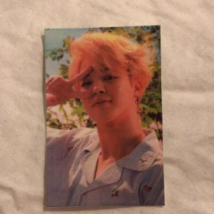 Jimin sticker - Jimin klistermärke på glansigt papper av bra kvalitet! Supergulligt klistermärke med lite av en vintage vibe från love yourself era💜💜💜