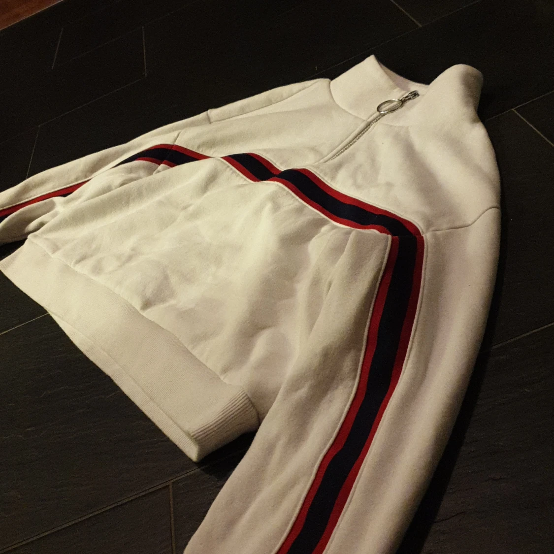 Detta är en hoodie som kan vara väldigt bra för vintern den är vit med blå röda render - 90