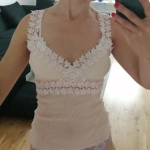 Söt topp med glitter  - Topp med detaljer av skimmer, spets och pärlor 🌸 Storlek S men passar även XS🥰 