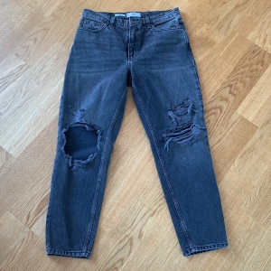 Mom jeans  - Säljer dehär snygga mom jeansen från mango, använd endast en gång! 