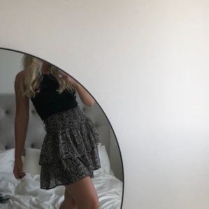 Volangkjol i snakeprint - Volangkjol i snakeprint med resår i midjan från Kappahl. Mycket gott skick, använd 1 gång. Frakt ingår!