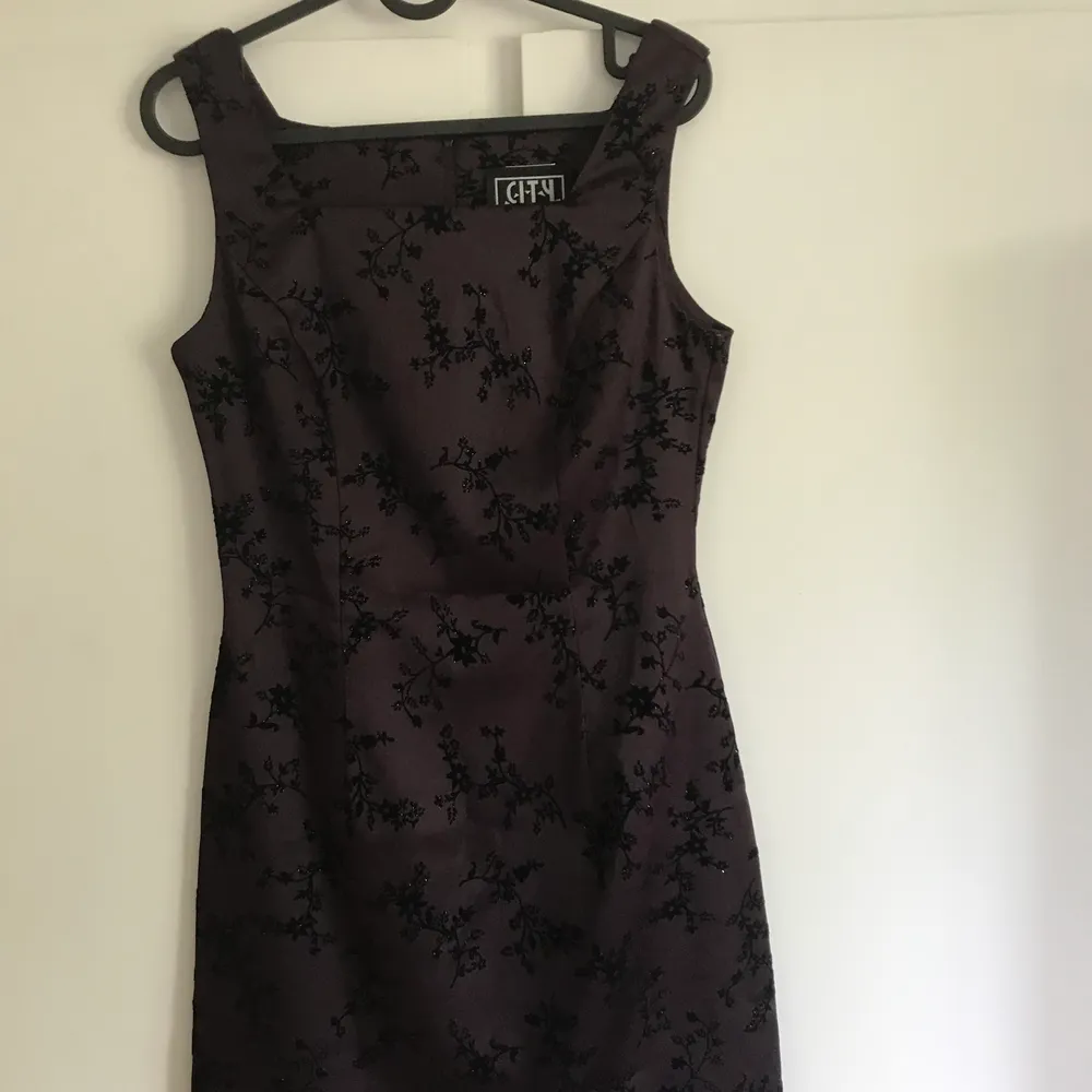 En klänning köpt på Etsy för 700, från 1990-talet men i perfekt skick! Square neckline och sömmar som följer kroppens former, så så fin! . Klänningar.