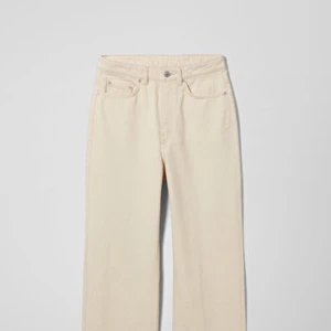 Weekday jeans - Slutsåld i butik! Jeans ifrån weekday. Modellen heter rowe och är i strlk W24 L30. Använd 1-2 gånger, jeansen är i nyskick. Köparen står för frakt. 