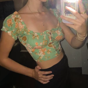 Milkmaid topp  - Grön Milkmaid topp/blus i fint blommigt mönster 💚 aldrig använd!! :/ ”hook and eye”. Off shoulder om man vill! Köpare står för frakt💖 