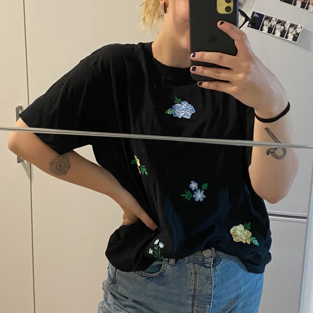 Tröja från Monki med gula och blå blommor på. Riktigt skönt material och fint skick! . T-shirts.