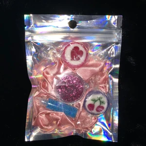 Present goodiebag - En supersöt goodiebag som innehåller lite godis, två glitter burkar och en scrunchie💖 49kr + 11kr frakt✨ Den perfekta presenten💗