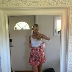 Rosa kjol - Sjukt fin rosa kjol från Loavies, använd 2 ggr så i nyskick!! Strl S💖💖