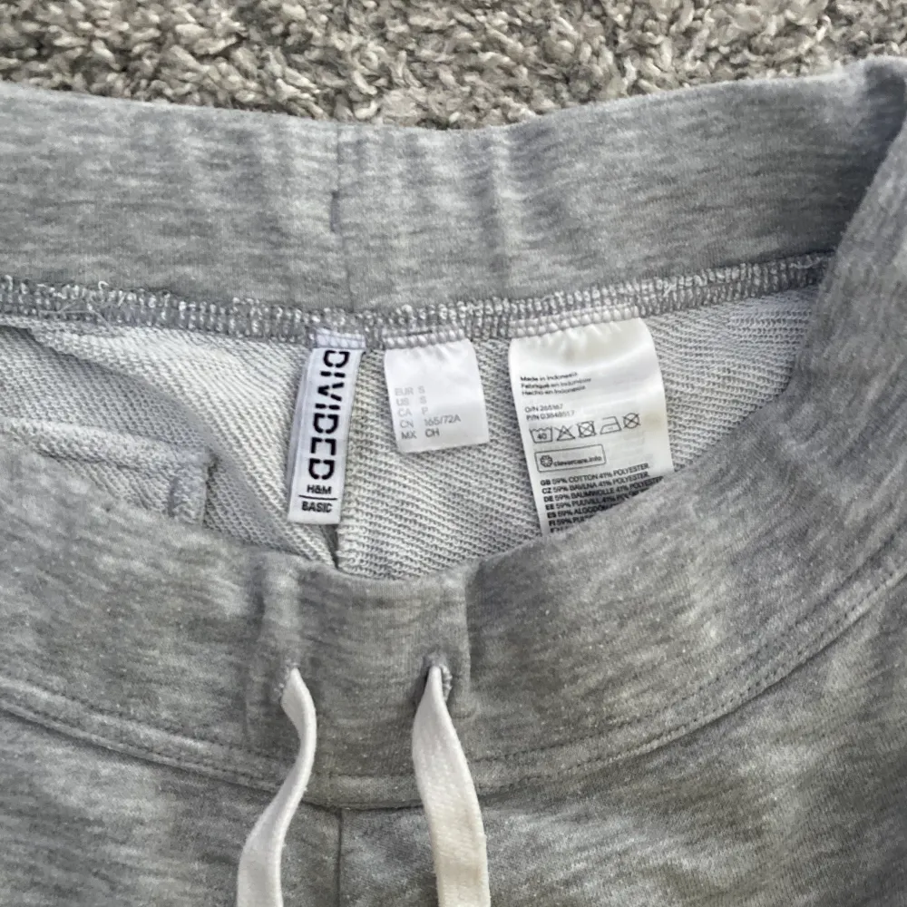 🛍Gråa mjukis-shorts från H&M i storlek S. Säljer de billigt pga att de är en aning noppriga (syns på bild nr 3) Frakt tillkommer!. Shorts.