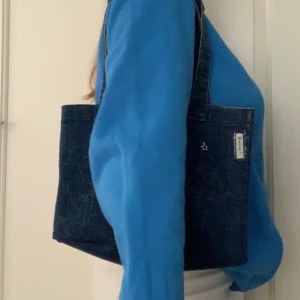 Väska - as snygg totebag från armani i jeans material! Jag har sytt upp den lite , samt flyttat på Armani märket (bild 3) , har även sytt på en liten stjärna! Både Armani märket och stjärnan kan jag ta bort! köparen står för frakten!💞🦋 3 för 2!