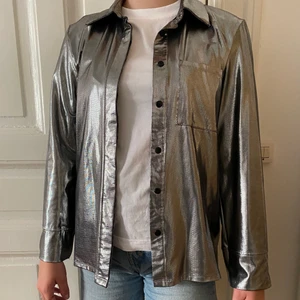 Skjorta från NAKD - Silvrig skjorta från NAKD aldrig använd!