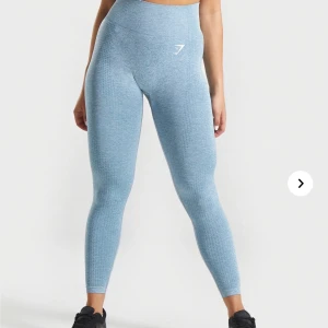 Gymshark tights - Jag säljer ett par blåa gymshark tights som aldrig är använda. Köpta för 550kr, och de är dessutom slut på hemsidan. Startpris är 300kr men buda gärna i kommentarerna💕 köpare står för frakt. Högsta bud är 360kr