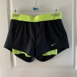 Nike shorts  - Nike shorts i stretchigt tyg. Underbyxa i.