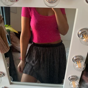 Söt glittrig vloangkjol - Super fin glittrig volangkjol som aldrig är använd. Köpt på zara barnavdelning men passar mig som har S/M