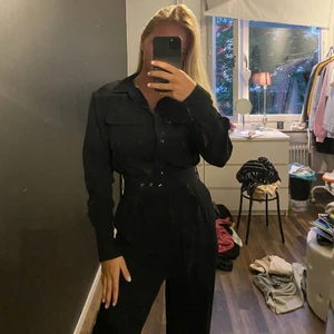 Byxdress - Byxdress från Bik Bok som knappt är använd, bältet går att ta av om man vill det, frakt tillkommer 💃🏼