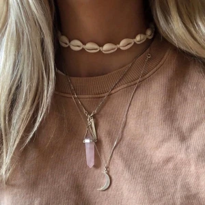 Snäckhalsband - choker - Ett oanvänt snäckhalsband från sportamore. Halsbandet är i fint skick och sitter bra på ;) Köparen står även för frakten.