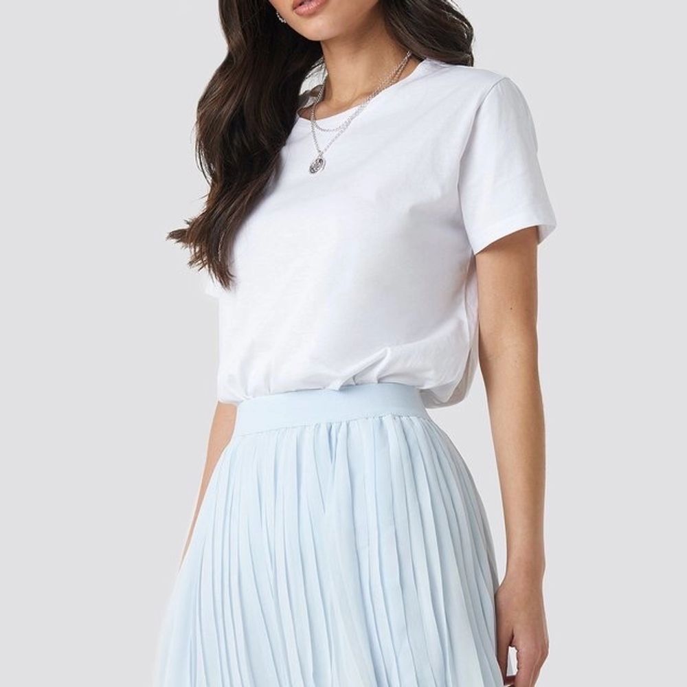 Säljer denna helt oanvända och super söta kjol från NA-KD. Den är i storlek xs. Om fler är intresserade får ni buda! Köpare står för frakten💞💞. Kjolar.