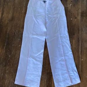 Linnebyxor ljusrosa 38.  - Linnebyxor i 100% linne. Ljusrosa från HM storlek 38. Dragkedja i sidan o knapp. Vida härliga byxben Beninnerlängd 78 cm. Frakt tillkommer med 50kr. 