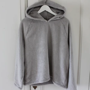 Teddy hoodie - Fin grå Teddy hoodie med luva. 🤍 Köparen står för frakt. Hör av dig om fler bilder önskas eller om du har någon annan fråga.