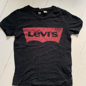 En svart Levis tshirt i strl S! Säljer då jag inte längre använder den! Är i väldigt bra skick. Frakt betalar köparen själv:))