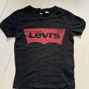 Levis Tshirt svart  - En svart Levis tshirt i strl S! Säljer då jag inte längre använder den! Är i väldigt bra skick. Frakt betalar köparen själv:))