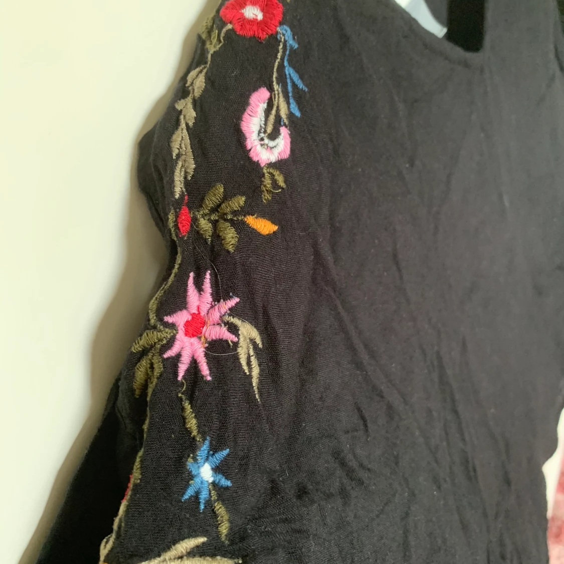 Blus med detalj på axlar - 90