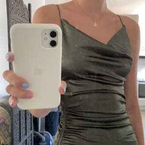 Intressekoll på min klänning ifrån H&M. (fläckarna på första bilden är på spegeln hihi). Den är oanvänd så lapparna sitter kvar. Den är i xs men väldigt stretchig så passar mig som har S vanligtvis.Slutsåld på hemsidan💕 Högsta bud : 350kr