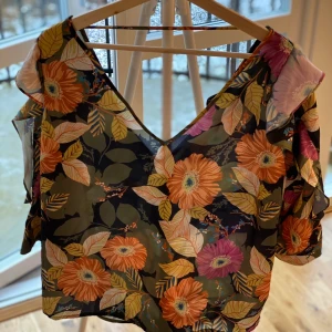 blommor blusen  - helt nytt