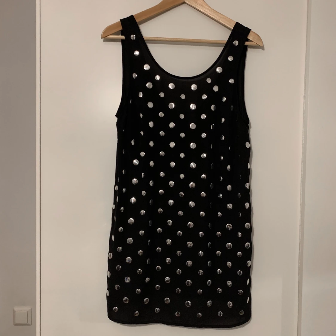 Svart klänning med metalldetaljer. 