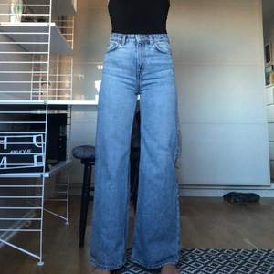 Wide leg jeans från weekday i modellen Ace & färgen san fran blue (nypris 500kr)💙 Något slitna i grenen (se bild 3) men annars i väldigt bra skick! Jag är 170cm lång. Frakt 79kr✨ 