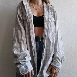 Rutig Ljusgrå Skjorta från Batstini - Rutig Skjorta i ljusgrå färg från märket Batstini. Den i storlek L och matrialet är 100 % bomull. Den är i väldigt fin och i fint  skick men används inte tyvärr. 