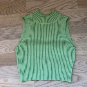 Grön croptop -  Superfin grön croptopp i stretchigt material✨ Aldrig använd utan har endaste testat den och säljer den därför för att den inte passar i storleken💕 Kontakta gärna för fler bilder. Buda gärna i kommentera, budgivningen tar slut 12 augusti 23.59❤️
